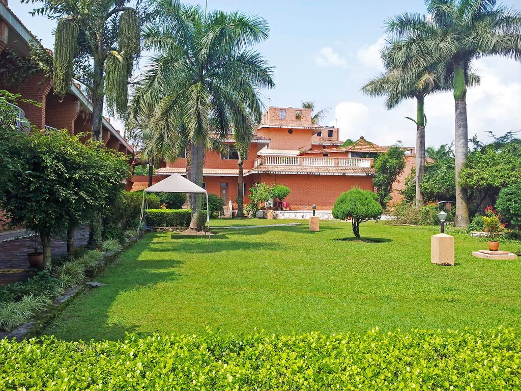 Royal Palm Resort Pokhara Esterno foto