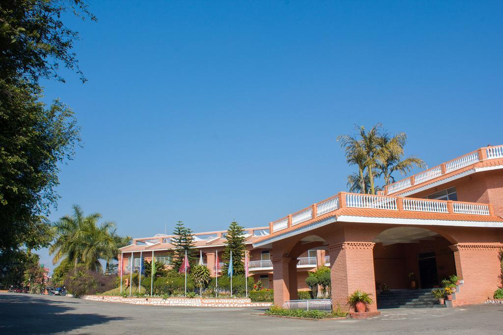 Royal Palm Resort Pokhara Esterno foto
